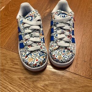 adidas Kids Floral Low-Top Sneakers in White and Blue with Multicolor Flowers